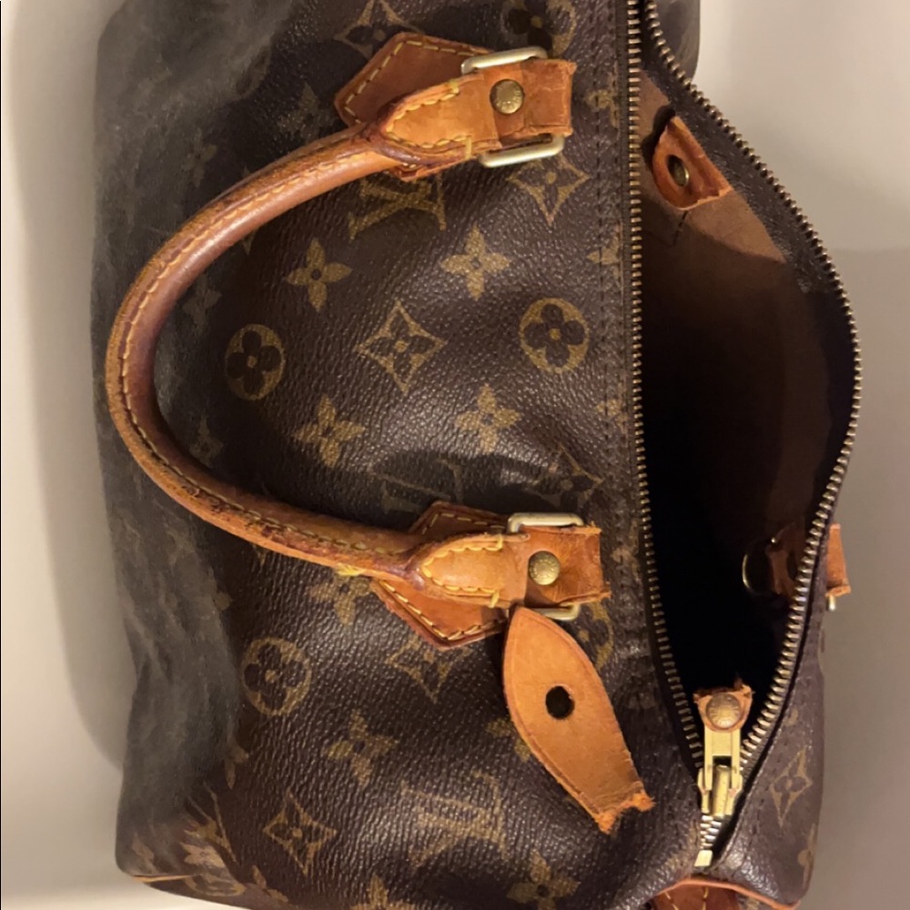 Good Pre owned Louis Vuitton Speedy Mongram Canvas. 11.8”L x 6.7”W x 8.3” H.